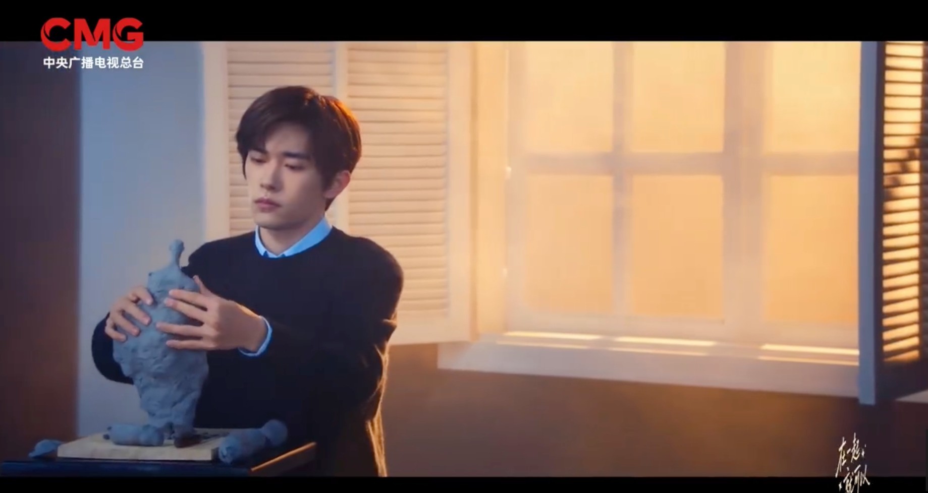 央视鸿蒙星光盛典:折叠屏当手卡,鸿蒙6能力集中亮相