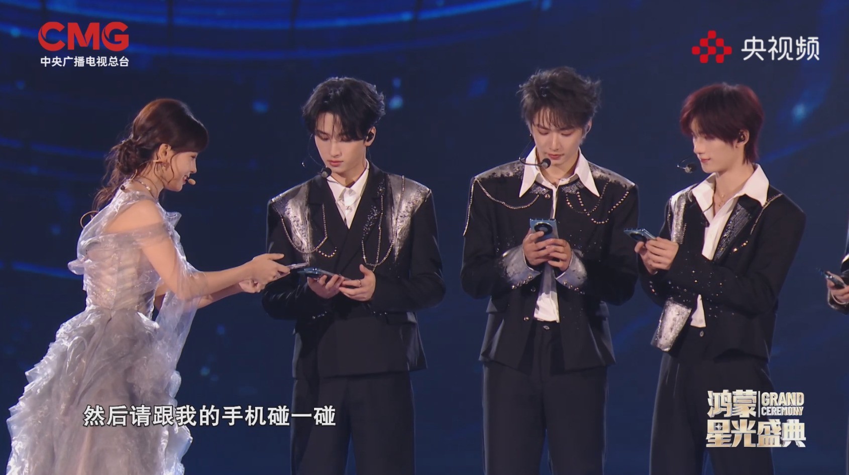 央视鸿蒙星光盛典:折叠屏当手卡,鸿蒙6能力集中亮相