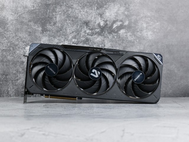 �����ƣ���������ʵ�⣺����RTX 5080 ħӥ��ս��������Ӱ