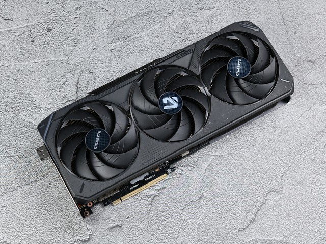 �����ƣ���������ʵ�⣺����RTX 5080 ħӥ��ս��������Ӱ