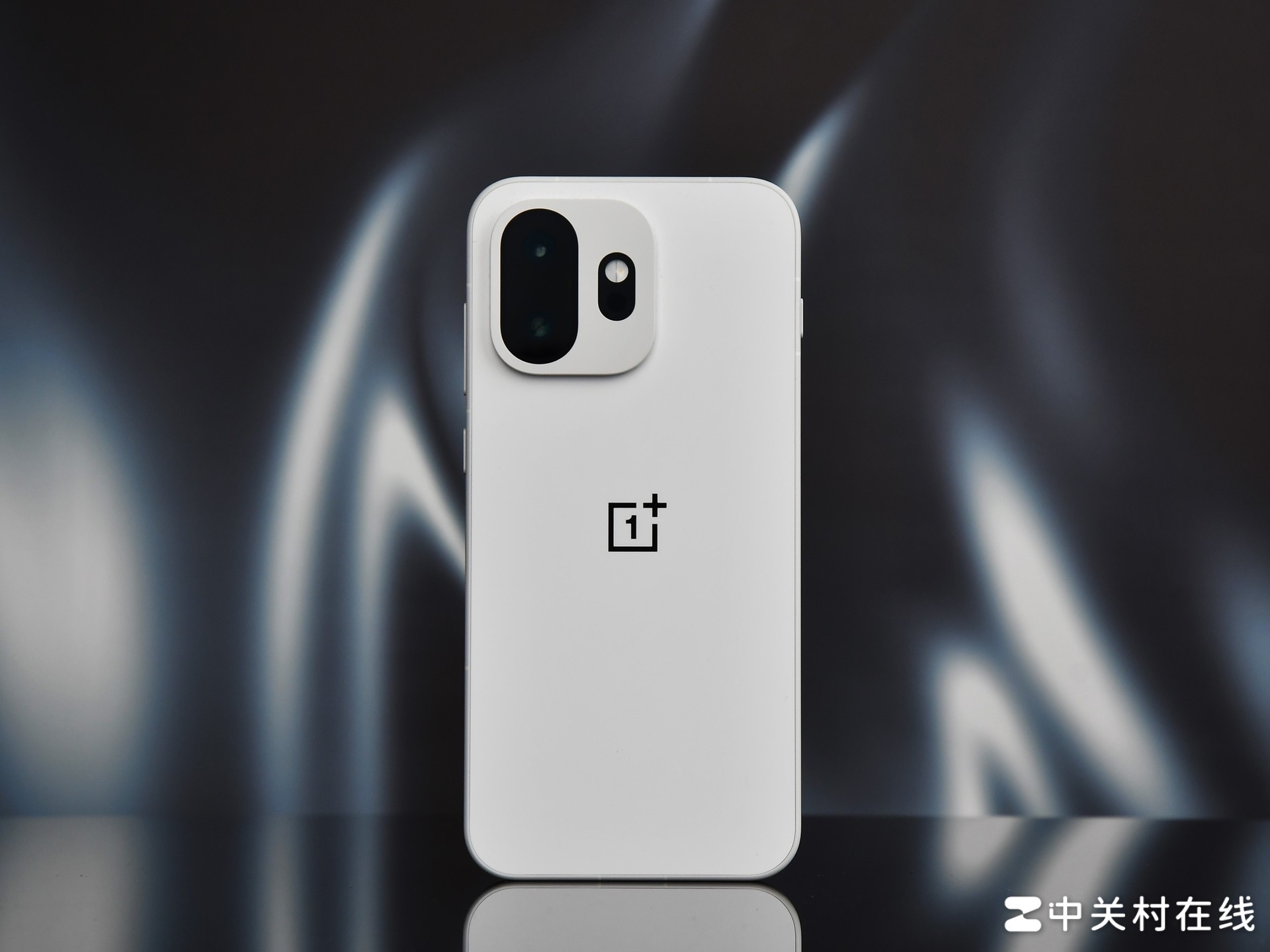 小尺寸手机为什么也需要一块大电池？一加 15T给出了最直接的答案