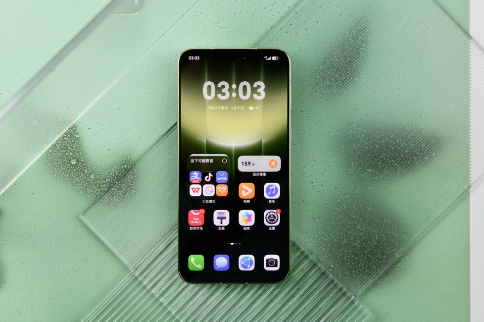 华为 Mate 90 Pro Max 典藏版上手：翡冷翠很抢眼，“积木壳”也有新玩法