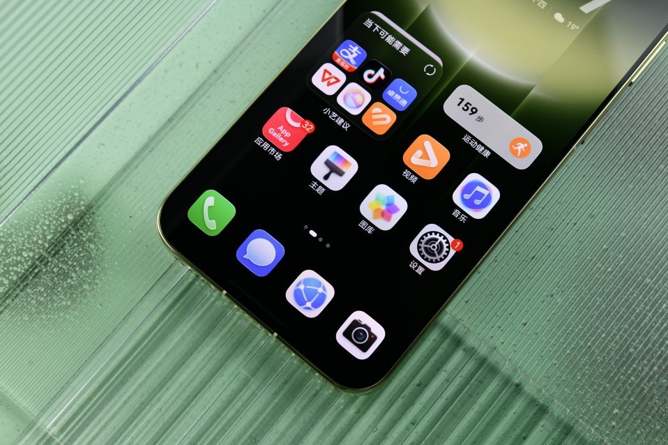 华为 Mate 90 Pro Max 典藏版上手：翡冷翠很抢眼，“积木壳”也有新玩法