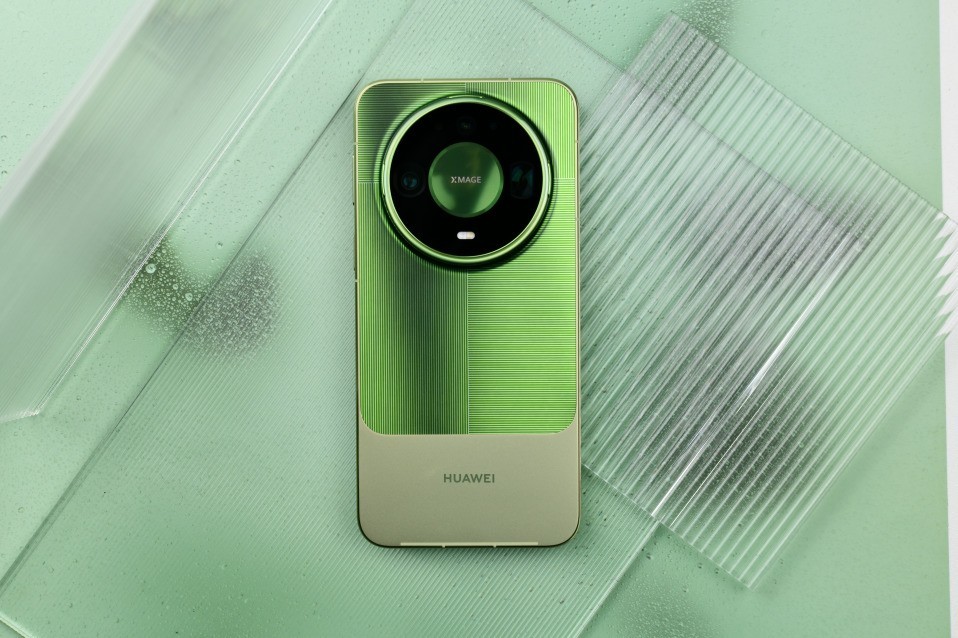 华为 Mate 90 Pro Max 典藏版上手：翡冷翠很抢眼，“积木壳”也有新玩法