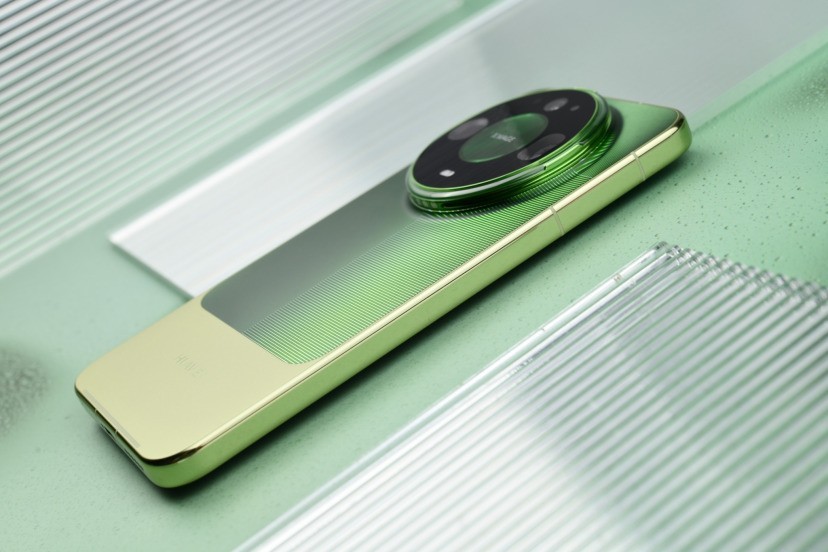 华为 Mate 90 Pro Max 典藏版上手：翡冷翠很抢眼，“积木壳”也有新玩法