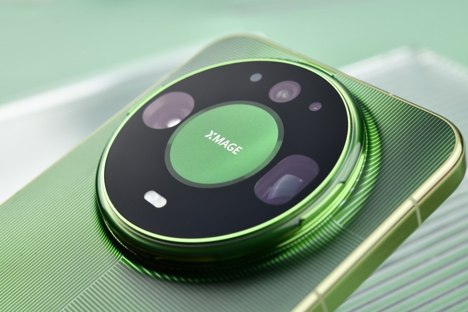 华为 Mate 90 Pro Max 典藏版上手：翡冷翠很抢眼，“积木壳”也有新玩法
