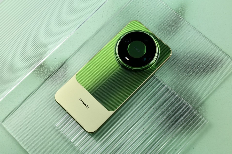 华为 Mate 90 Pro Max 典藏版上手：翡冷翠很抢眼，“积木壳”也有新玩法