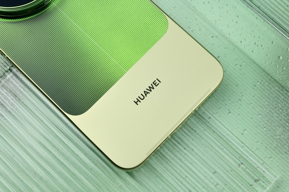 华为 Mate 90 Pro Max 典藏版上手：翡冷翠很抢眼，“积木壳”也有新玩法