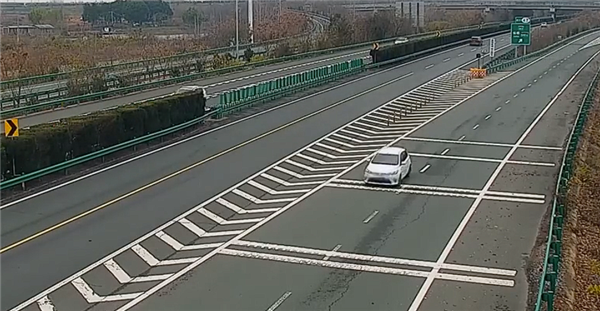 福银高速孝感段车辆逆行事件:导航误导致司机误入反向车道被罚