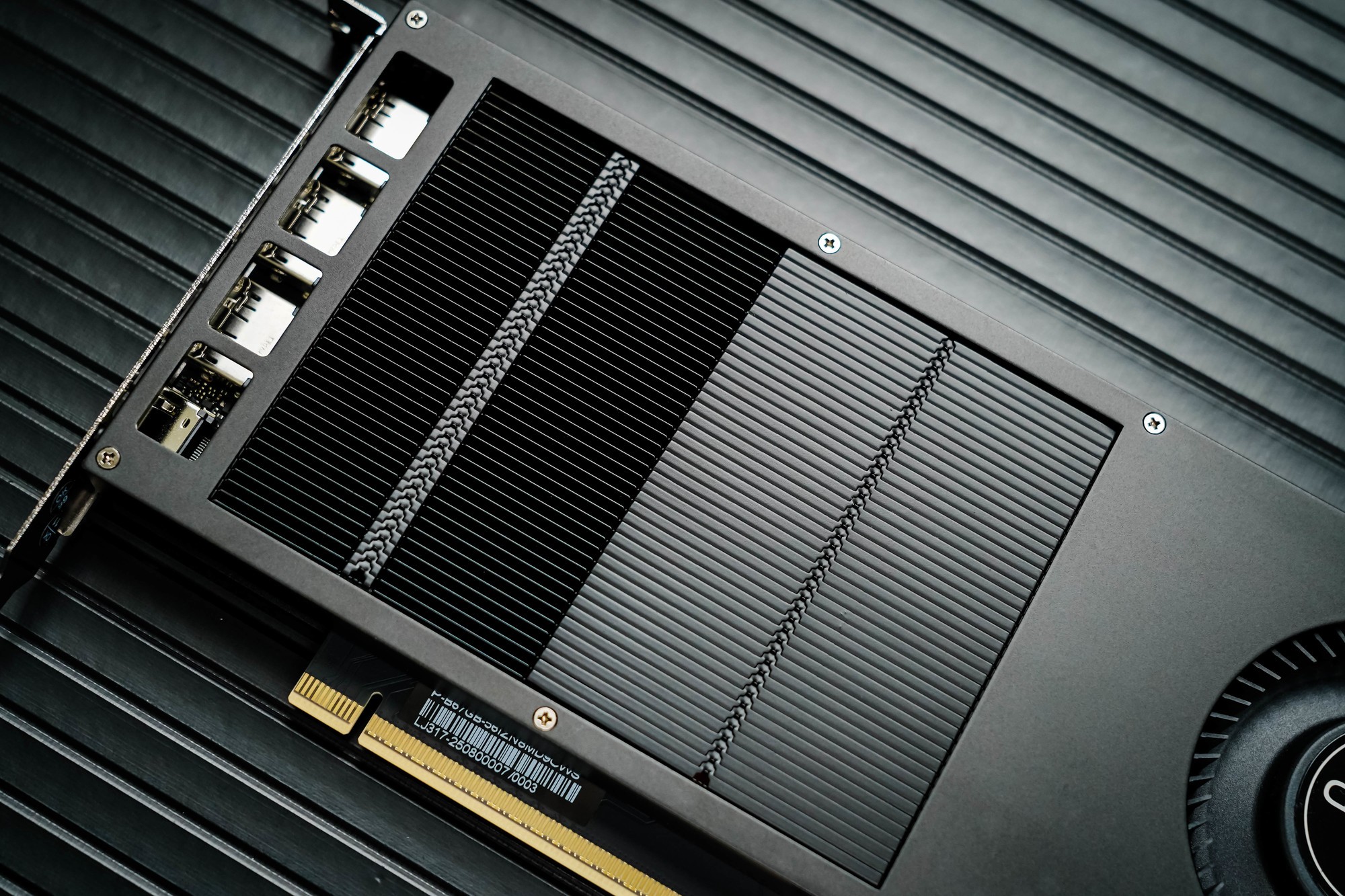 ӰGeForce RTX 5060 Ti ˫MAXԿ 20mm ɶ칤