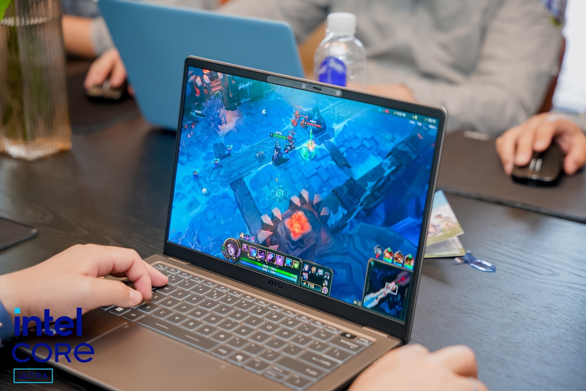 英特尔Panther Lake笔记本不插电挑战游戏、渲染、剪辑、AI四项重负载任务