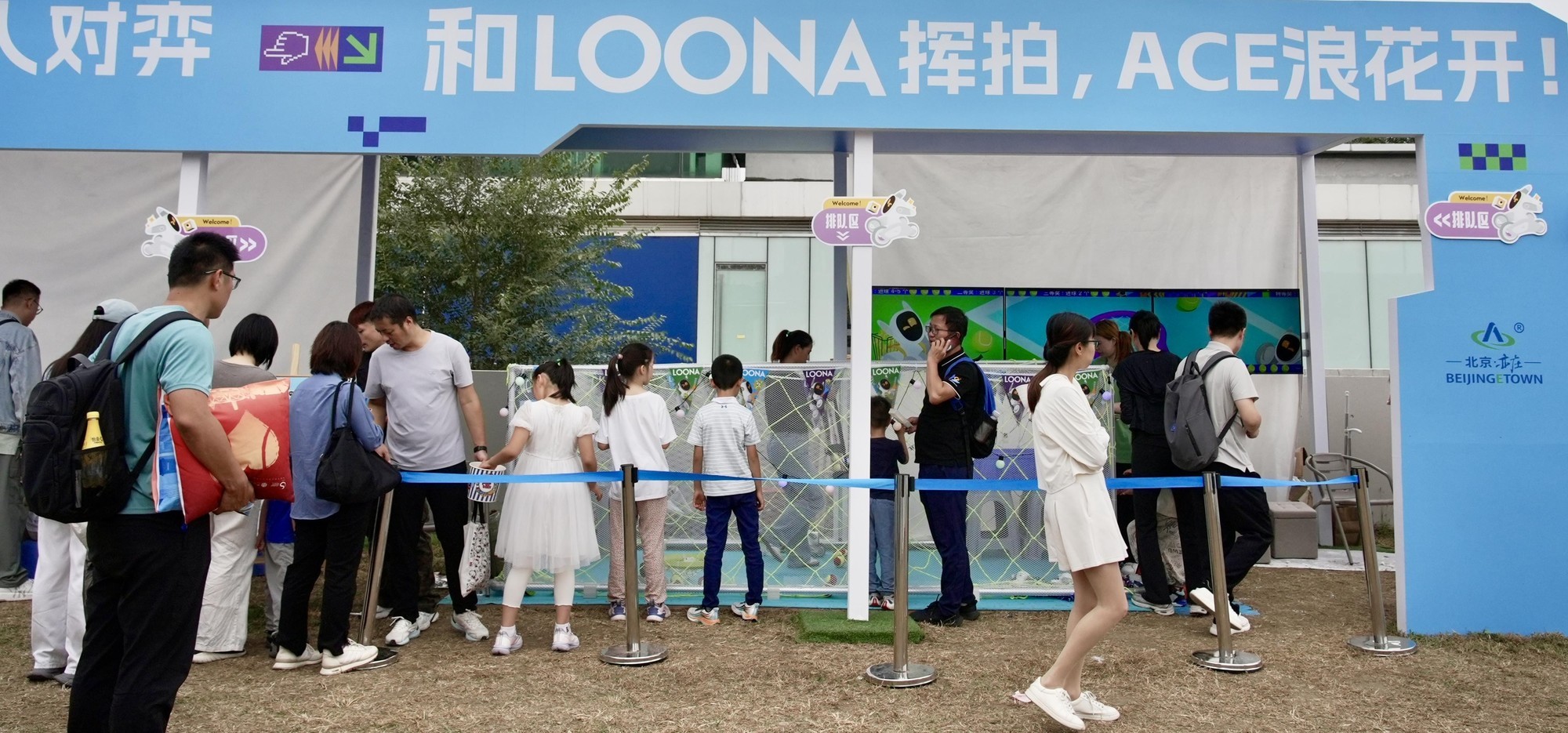 Loona现身中网，科技×萌宠=全场焦点！