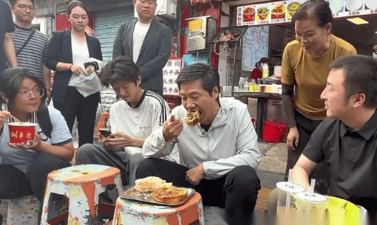 雷军黄仁勋街头吃面引热议：企业家真人出镜是真诚还是人设？