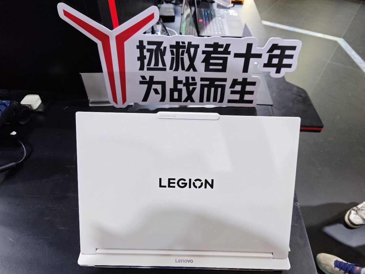 拯救者Y9000P 2025 AI元启亮相,英特尔AI高静游戏本新赛道再添一员