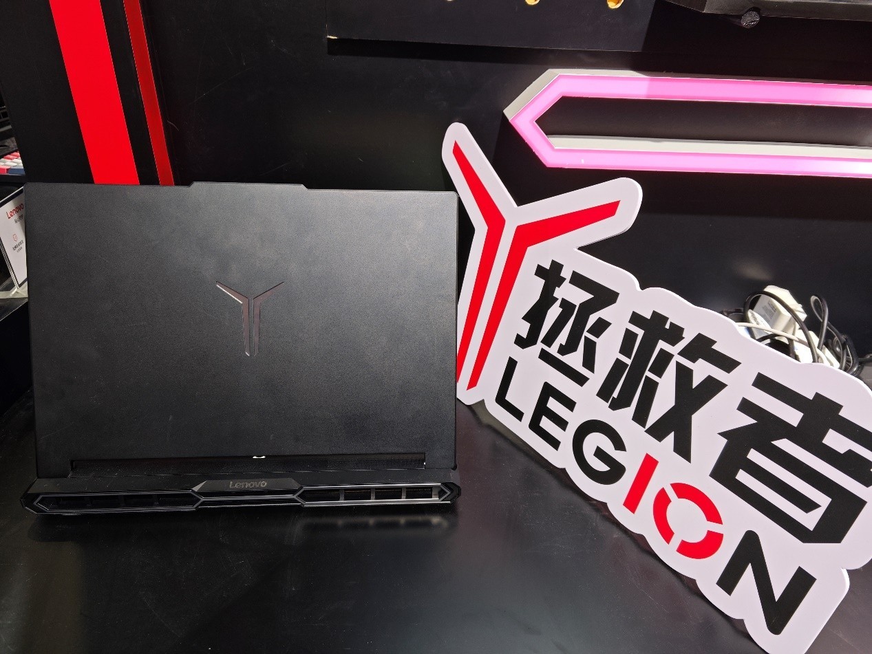 拯救者Y9000P 2025 AI元启亮相,英特尔AI高静游戏本新赛道再添一员