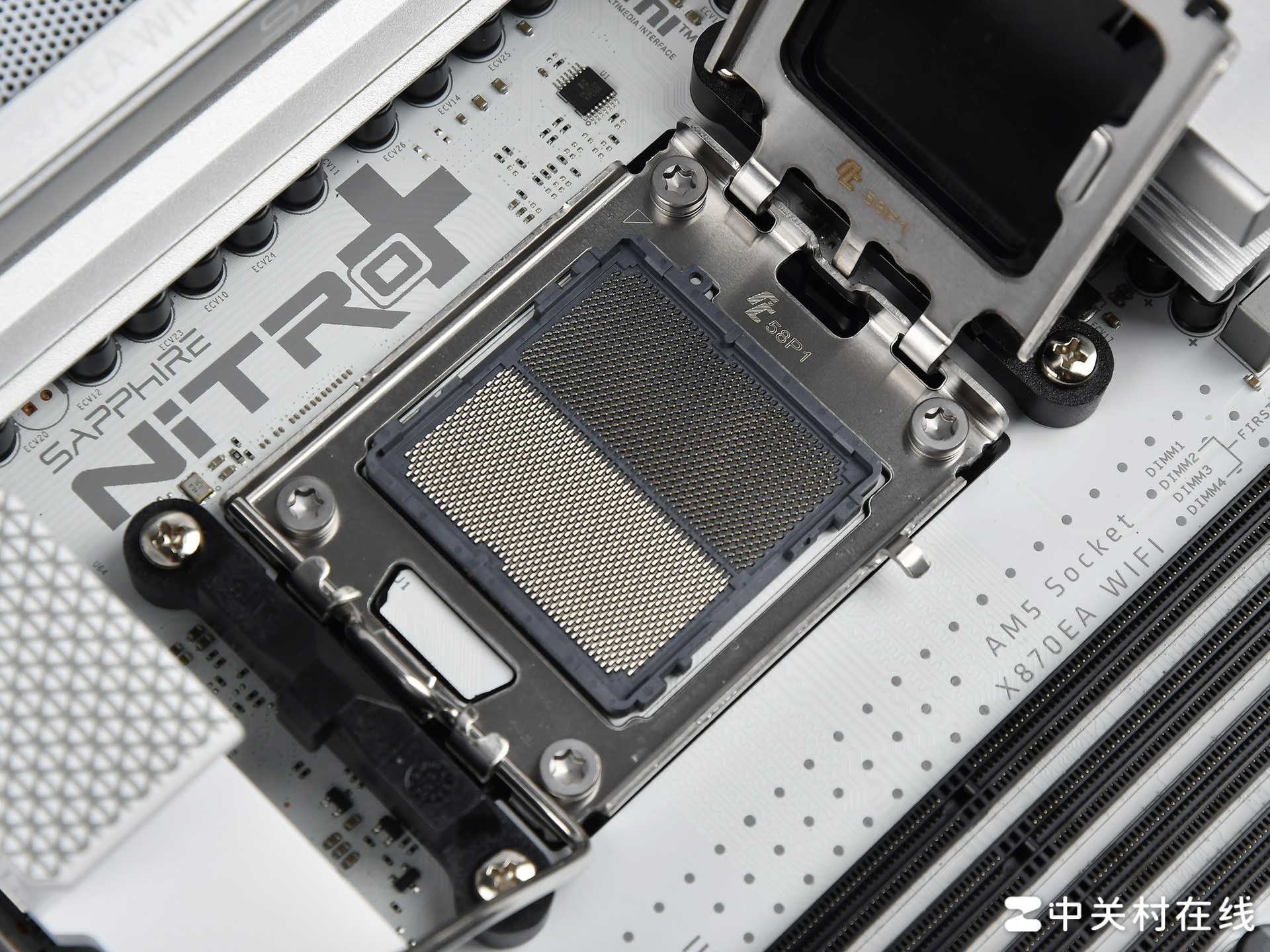 支持背插显卡!蓝宝石 NITRO+ 氮动极光 X870EA PhantomLink PE主板评测