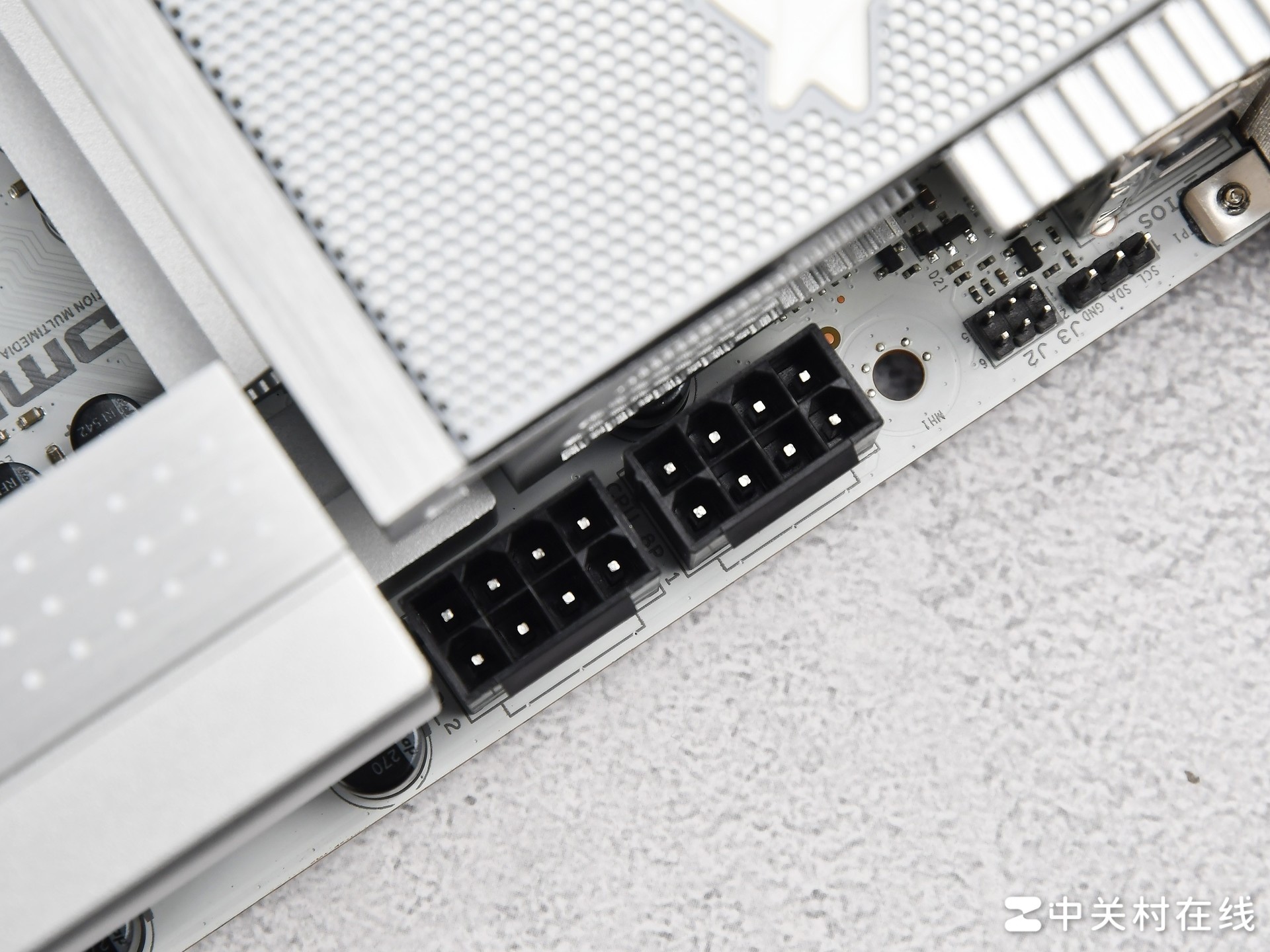 支持背插显卡!蓝宝石 NITRO+ 氮动极光 X870EA PhantomLink PE主板评测