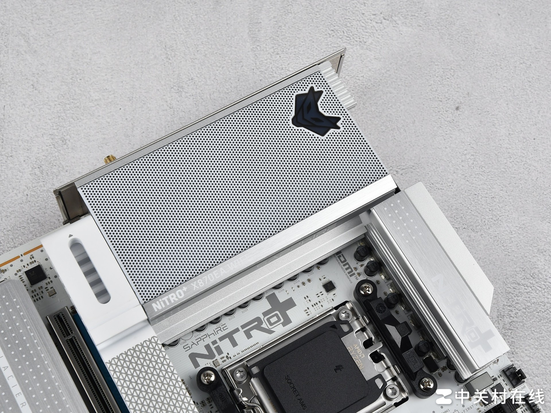 支持背插显卡!蓝宝石 NITRO+ 氮动极光 X870EA PhantomLink PE主板评测