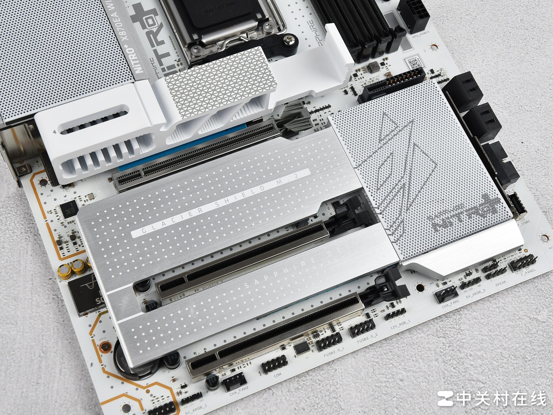 支持背插显卡!蓝宝石 NITRO+ 氮动极光 X870EA PhantomLink PE主板评测