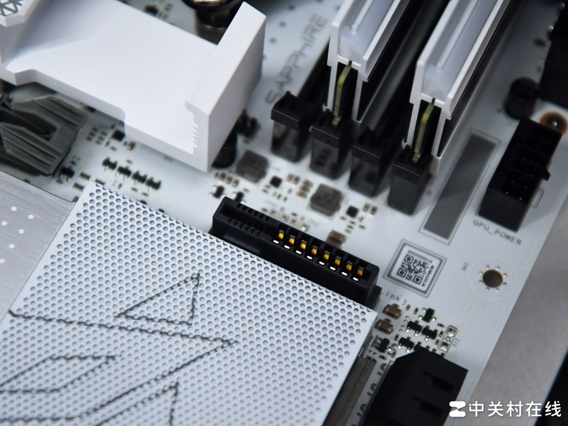 支持背插显卡!蓝宝石 NITRO+ 氮动极光 X870EA PhantomLink PE主板评测