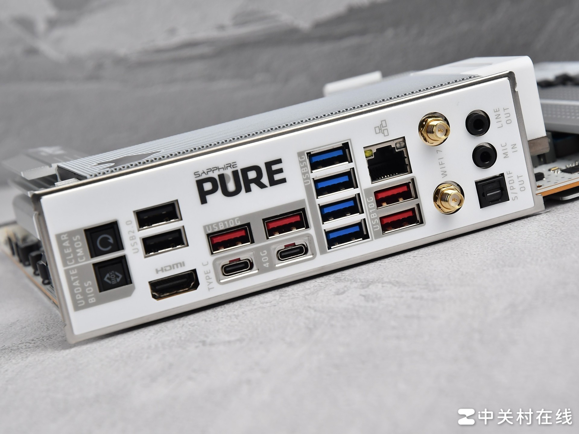 支持背插显卡!蓝宝石 NITRO+ 氮动极光 X870EA PhantomLink PE主板评测