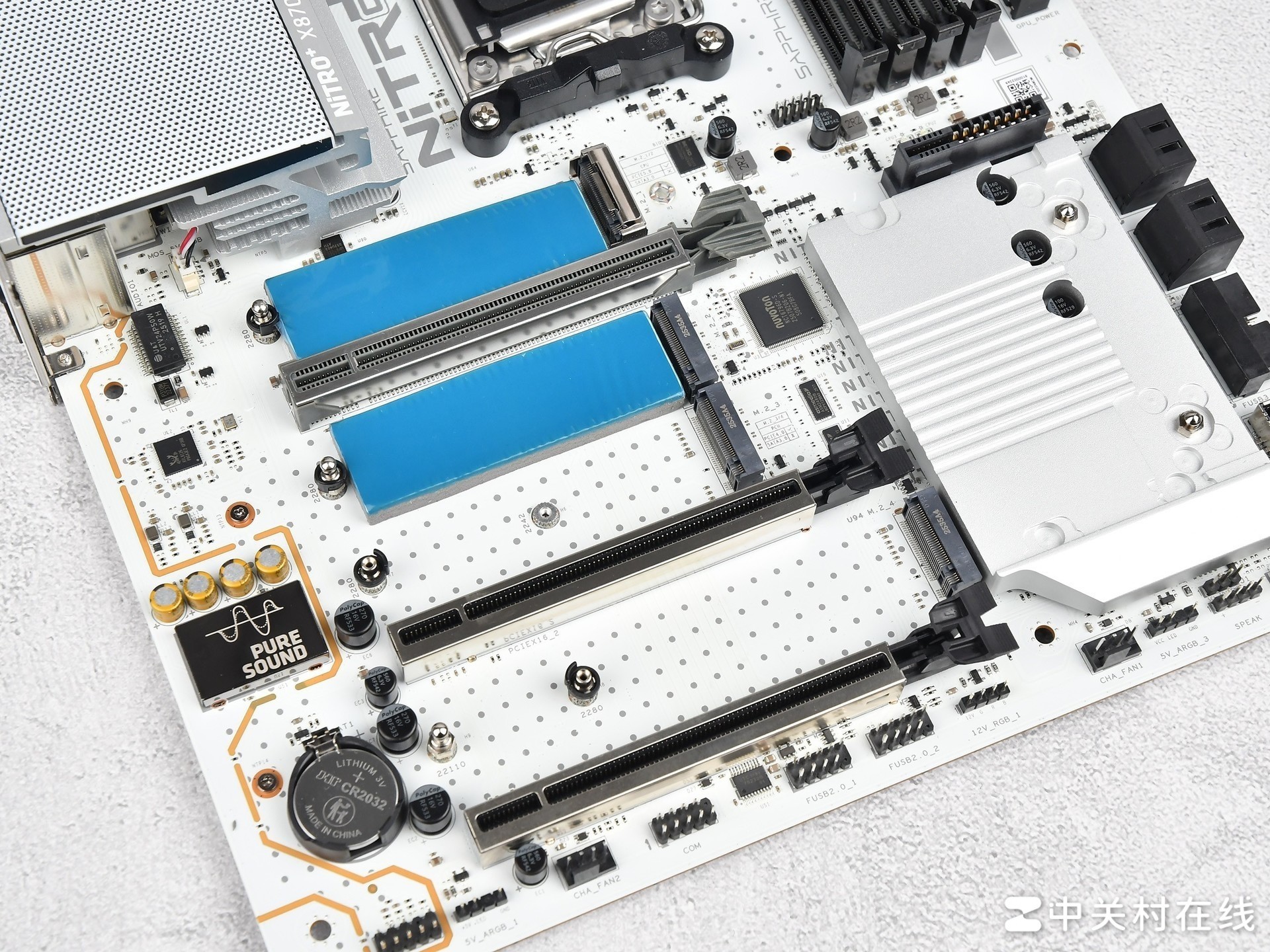 支持背插显卡!蓝宝石 NITRO+ 氮动极光 X870EA PhantomLink PE主板评测