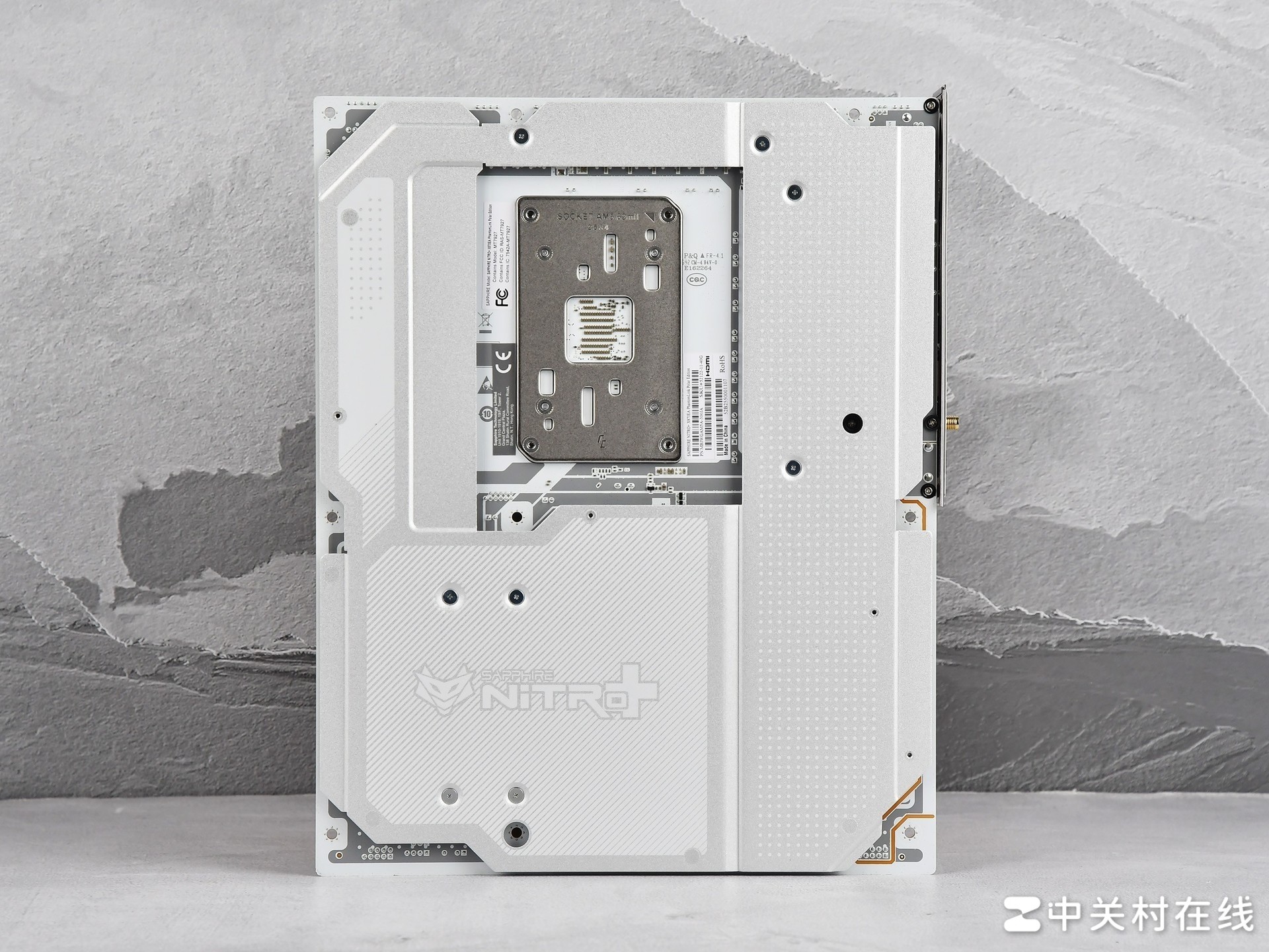 支持背插显卡!蓝宝石 NITRO+ 氮动极光 X870EA PhantomLink PE主板评测