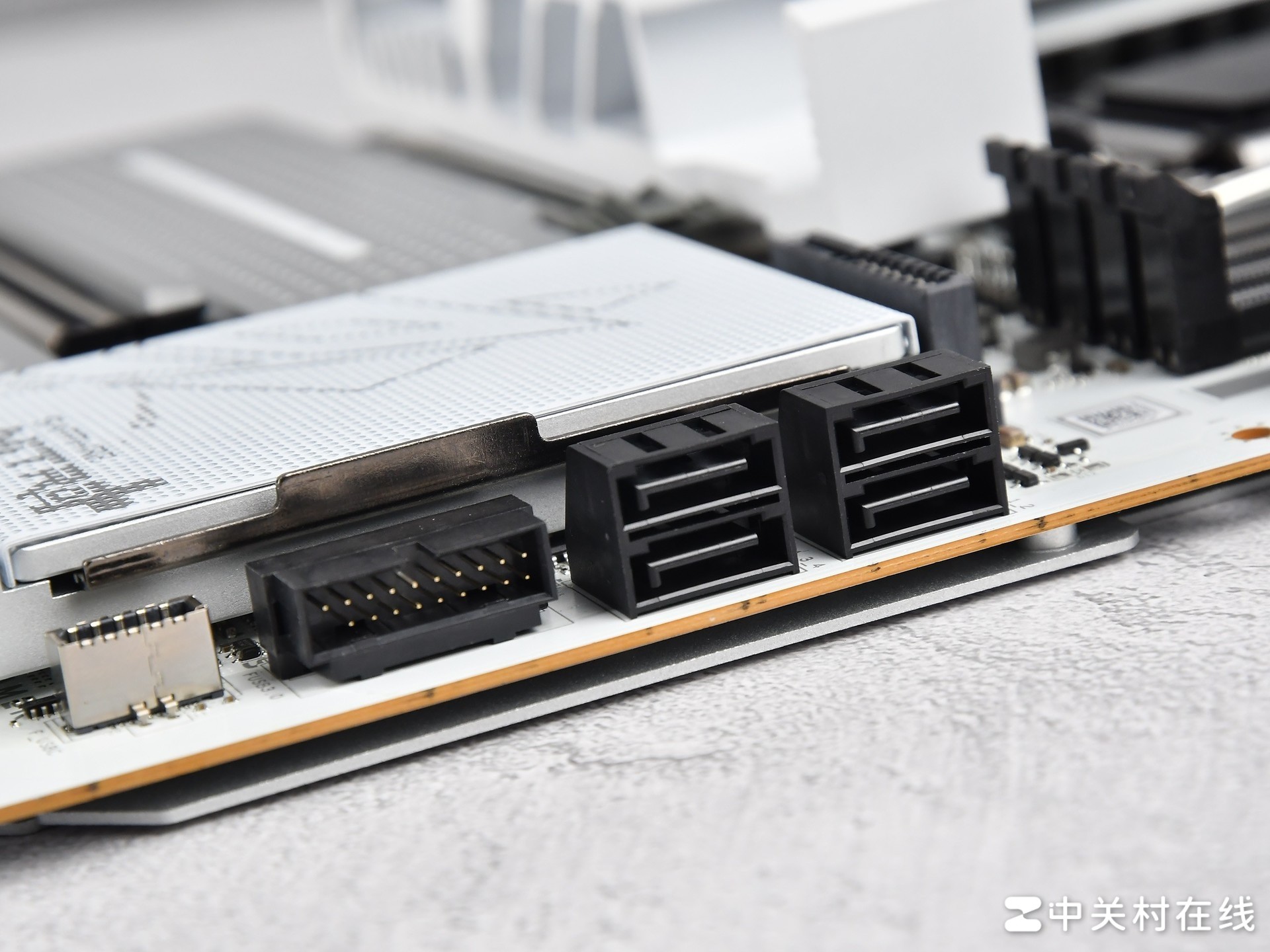 支持背插显卡!蓝宝石 NITRO+ 氮动极光 X870EA PhantomLink PE主板评测