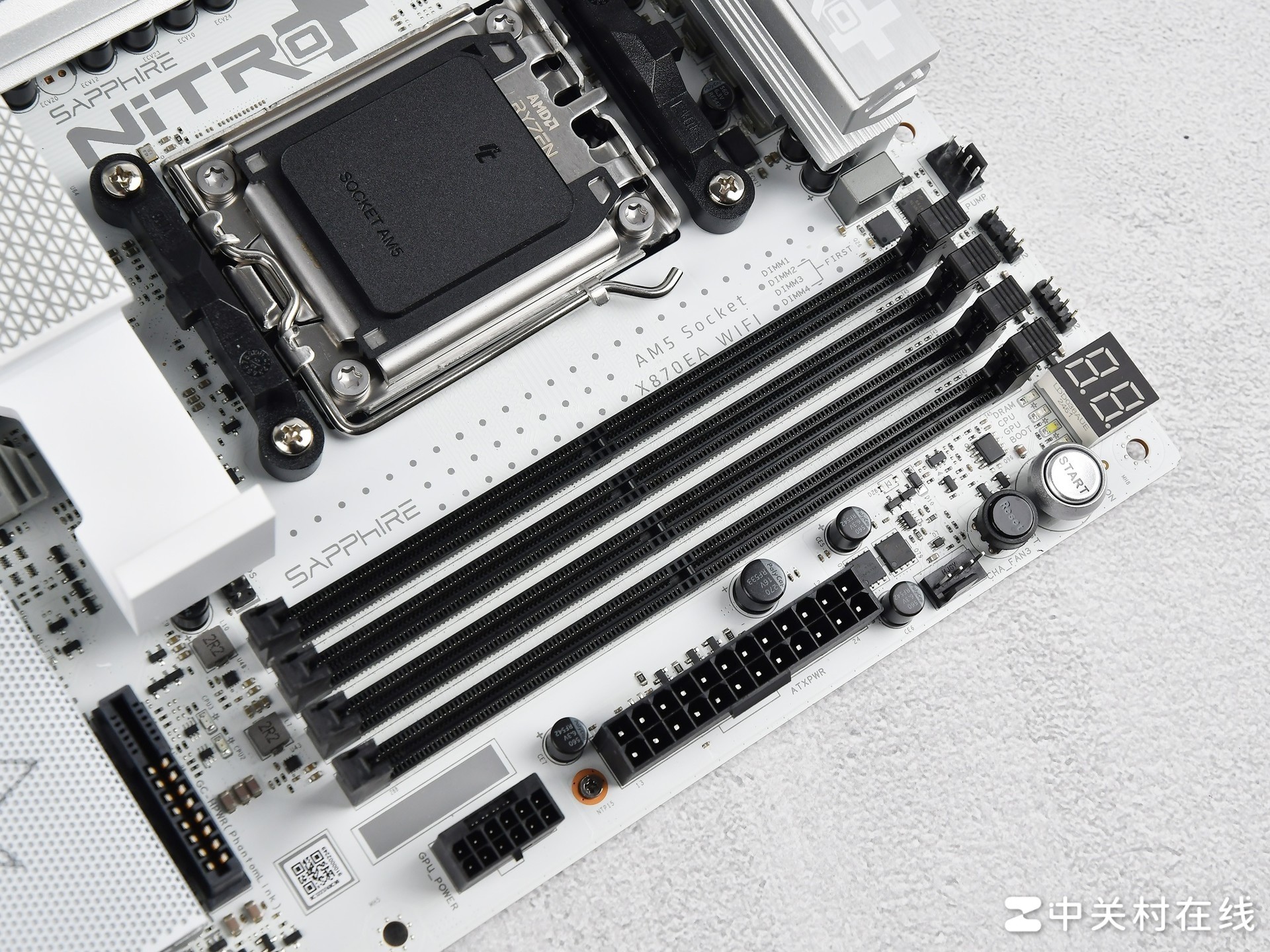 支持背插显卡!蓝宝石 NITRO+ 氮动极光 X870EA PhantomLink PE主板评测