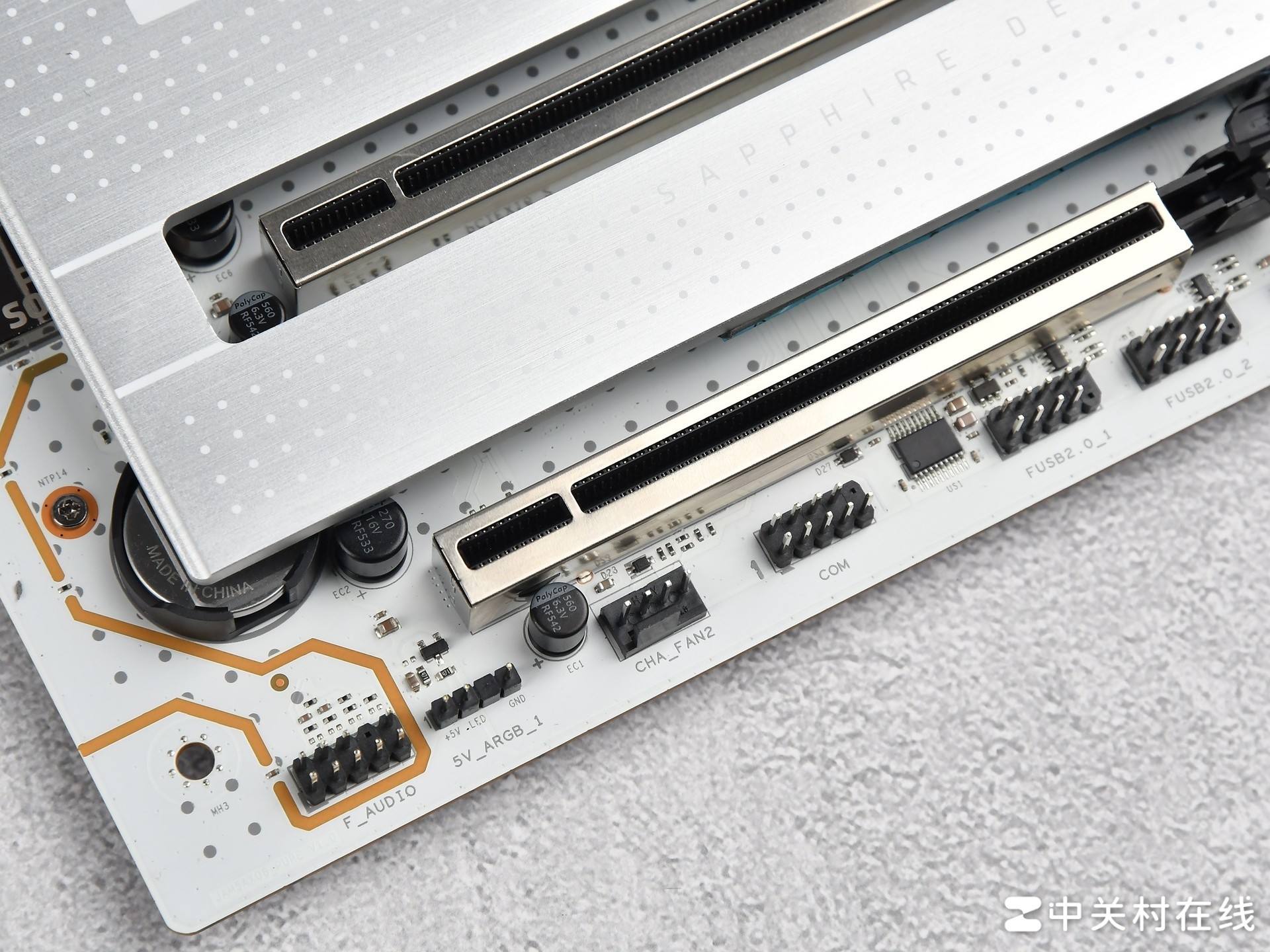 支持背插显卡!蓝宝石 NITRO+ 氮动极光 X870EA PhantomLink PE主板评测