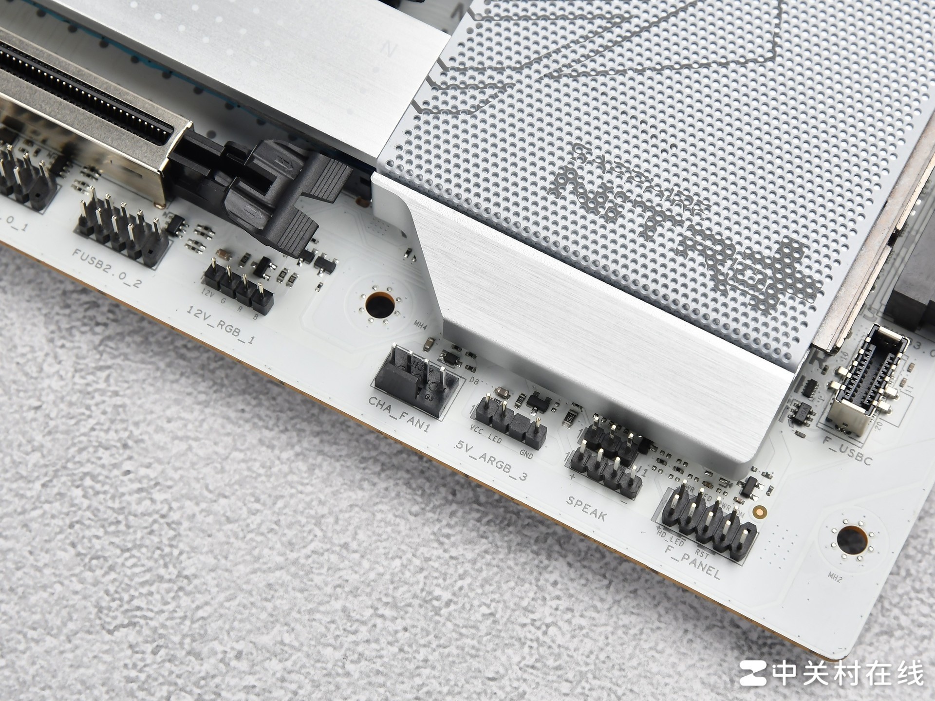 支持背插显卡!蓝宝石 NITRO+ 氮动极光 X870EA PhantomLink PE主板评测