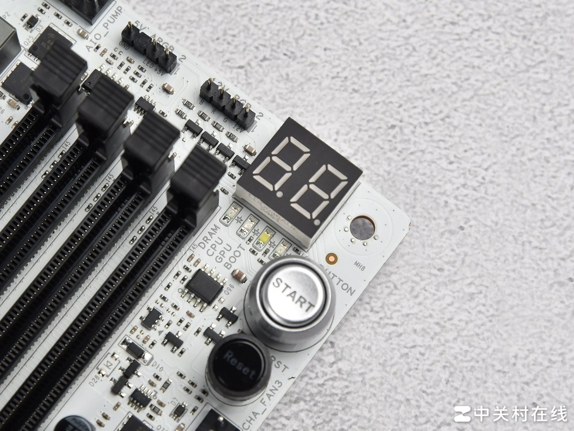 支持背插显卡!蓝宝石 NITRO+ 氮动极光 X870EA PhantomLink PE主板评测