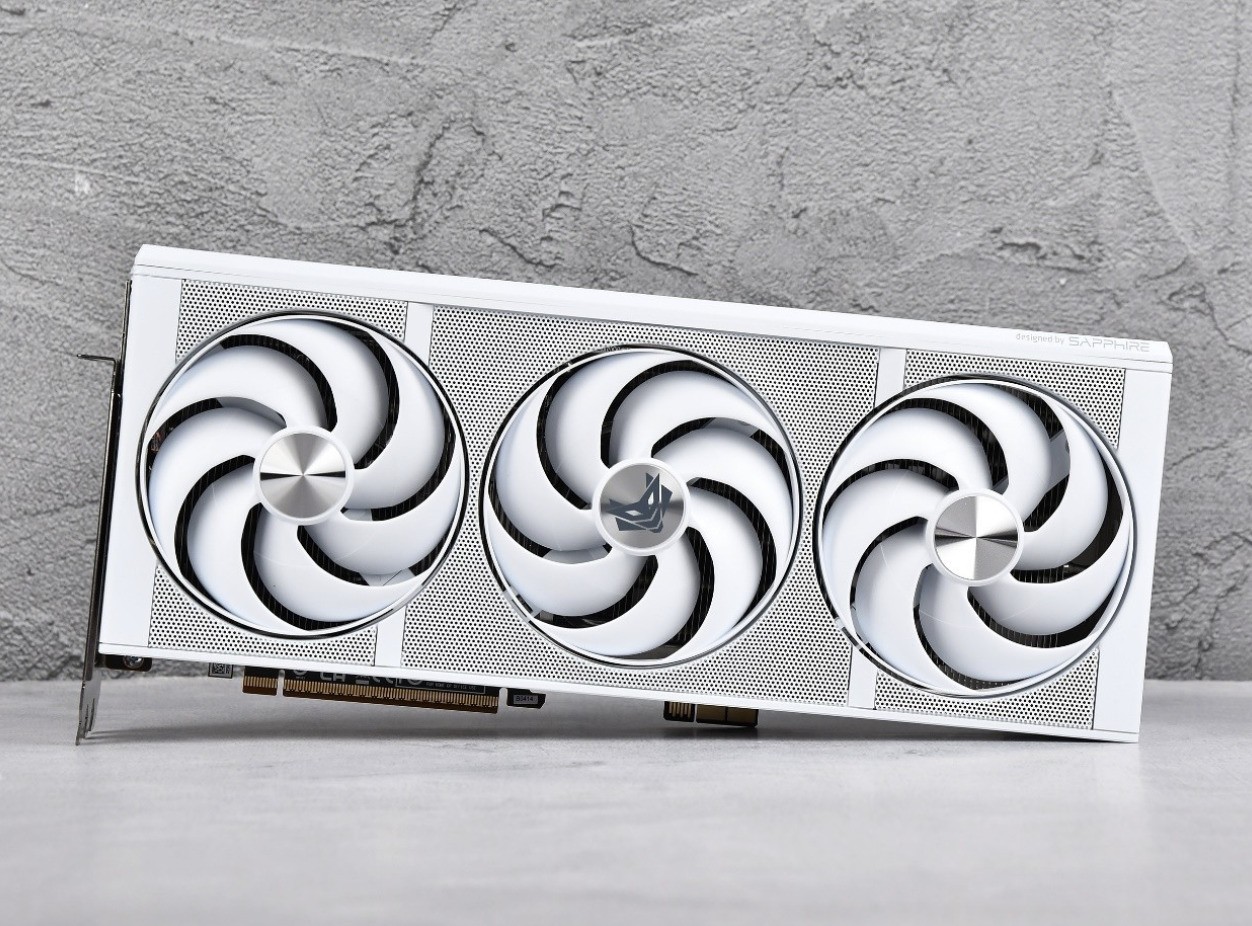 支持背插显卡!蓝宝石 NITRO+ 氮动极光 X870EA PhantomLink PE主板评测