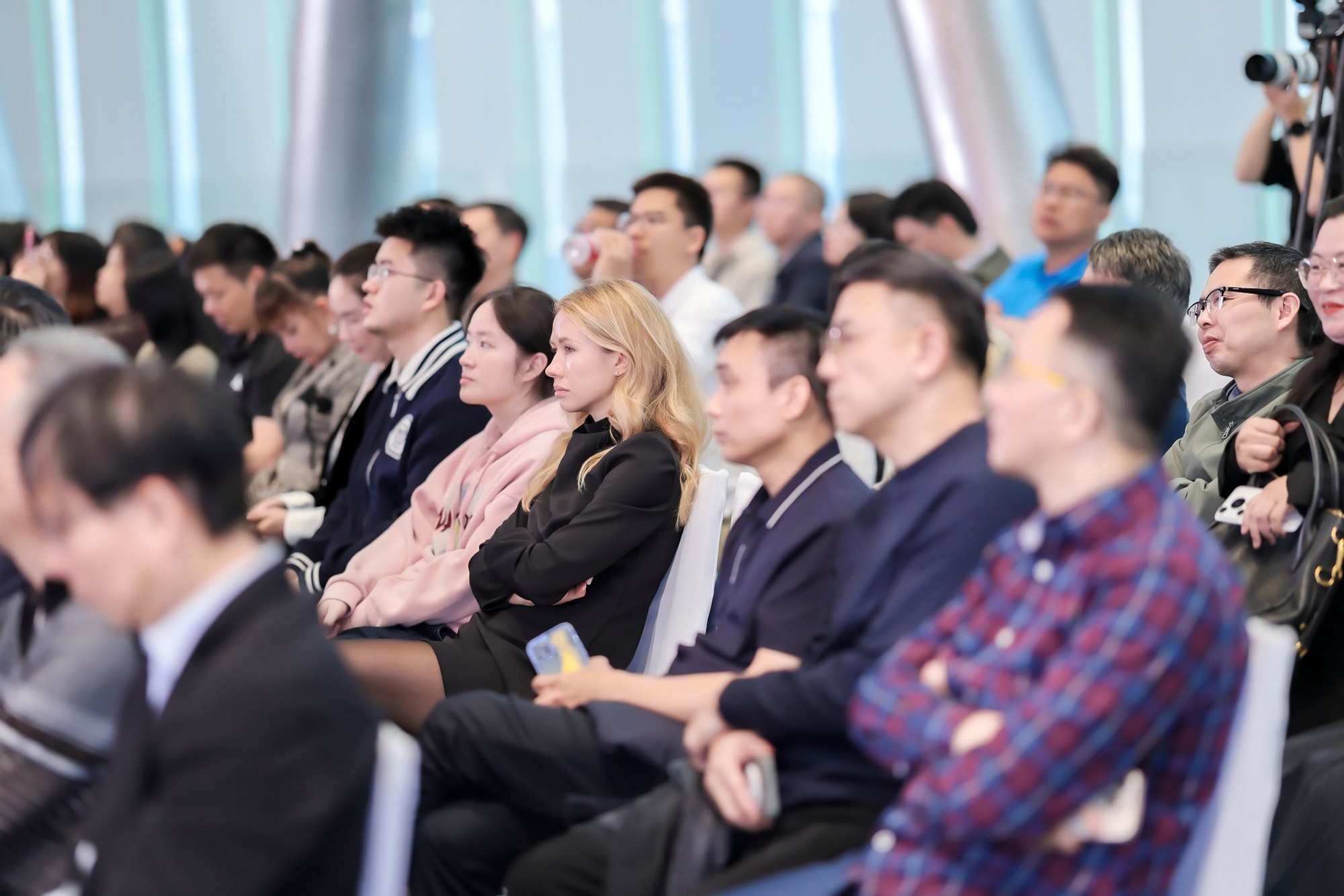 AINEST FRIDAY首日众筹37.4万美金，本地化AI重塑数据主权