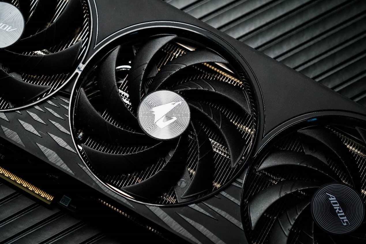 技嘉AORUS GeForce RTX 5060 Ti ELITE 小雕16G评测:时尚静音的2K游戏神卡