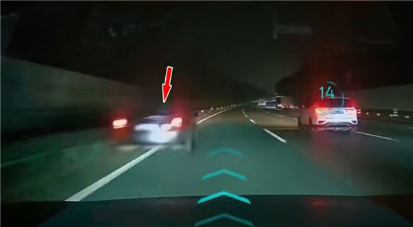 福银高速现智能驾驶事故 双方因分心与违停同责
