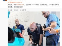 两台小米SU7巴黎特展 老外目不转睛仔细观摩 雷军:他们在研究啥?