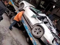 宝马车被砸扁!车主:很高兴,可以换新车了!