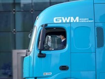 魏建军亲自试驾长城重卡半挂车,展现车圈老炮风采