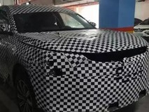 采用了三联屏设计,疑似深蓝大六座 SUV 谍照曝光