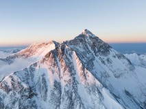 大疆Mavic 3飞跃珠峰,卓越影像见证非凡景象
