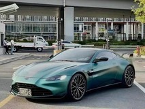 2023款阿斯顿·马丁Vantage F1版到店,磨砂绿配色豪华配置