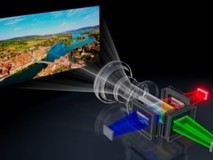 三芯三色,全彩跃升:爱普生解锁家庭投影画质新科技