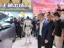 小鹏汽车发布身高178厘米仿生机器人IRON
