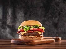 外卖员雪天路边休息引关注平台回应并推社保保障