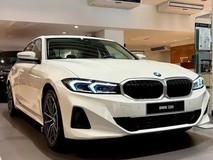 2025款宝马320i实车发布:外观调整,换装双幅式方向盘