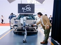 2025上海车展探秘，光峰科技展台的这款机器人被围观