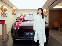 刘涛提车问界M9,鸿蒙智行旗舰SUV再添明星车主