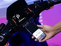 雅迪推出全球首款支持“碰一碰”功能的智能电动车