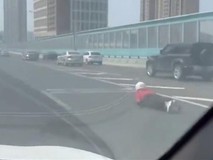 高架惊现“蝙蝠侠”贴地飞行?网友吐槽:头盔都多余